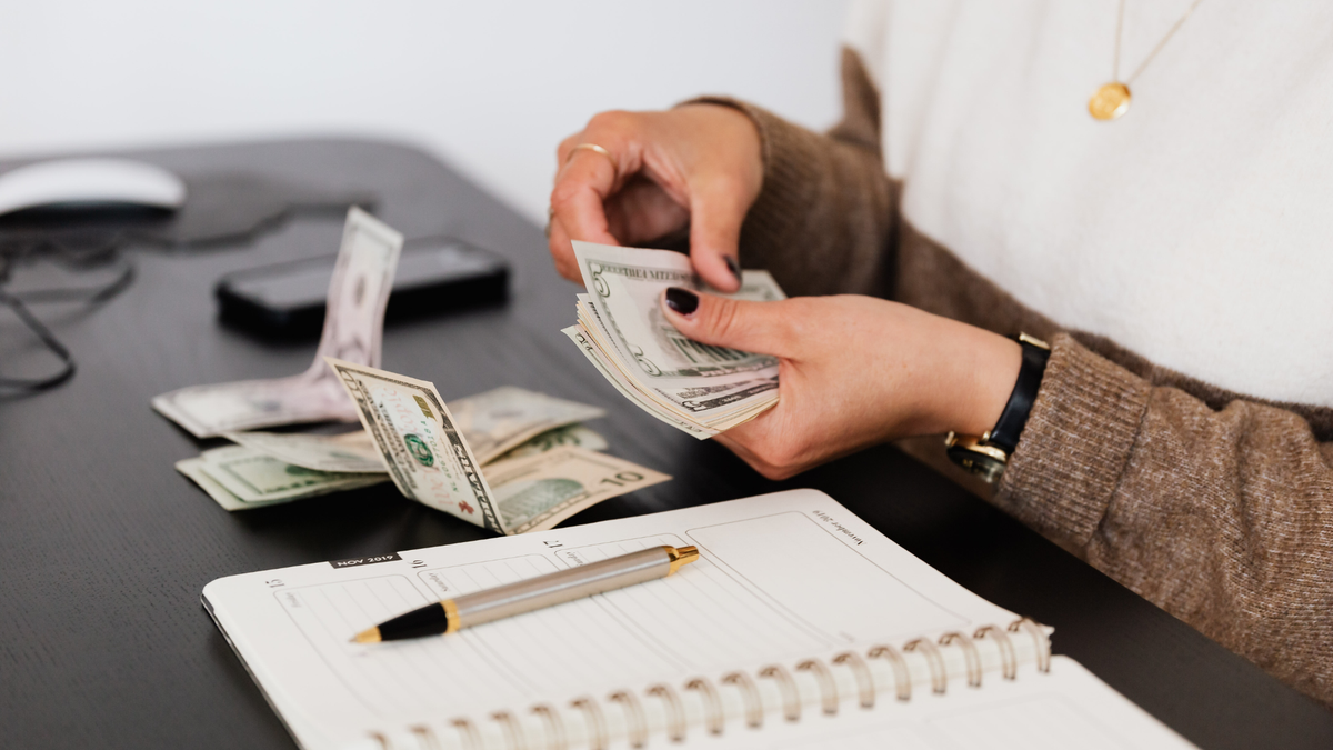 Bill Counter vs. Manual Cash Counting: What Is the True Cost for an Organization?